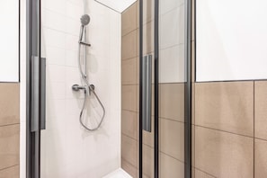 Dusche, Haartrockner, Handtücher
