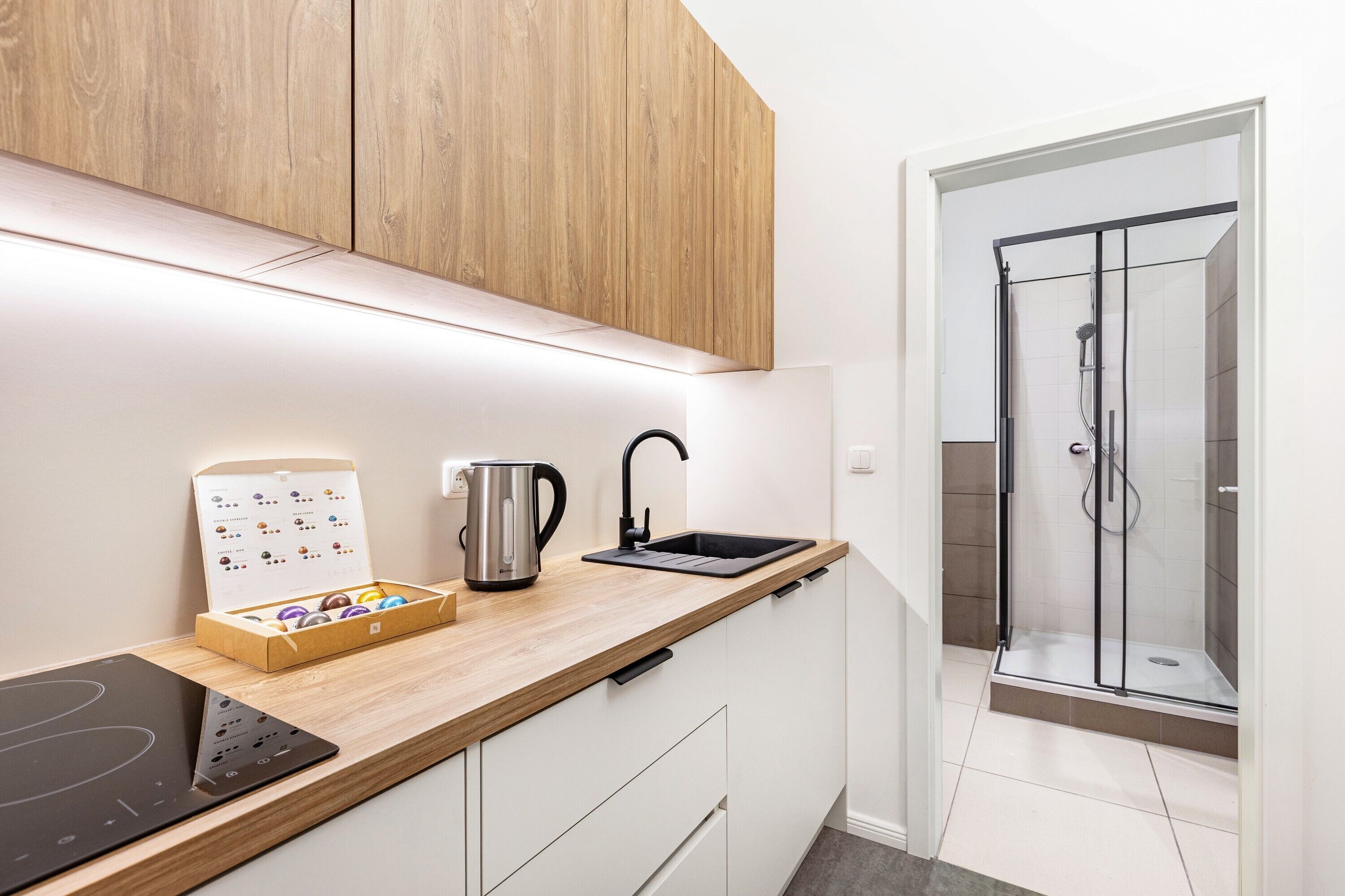 Kühlschrank, Mikrowelle, Herdplatte, Wasserkocher mit Kaffee-/Teezubehör