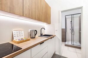 Jääkaappi, mikroaaltouuni, liesi, kahvin-/teenkeitin