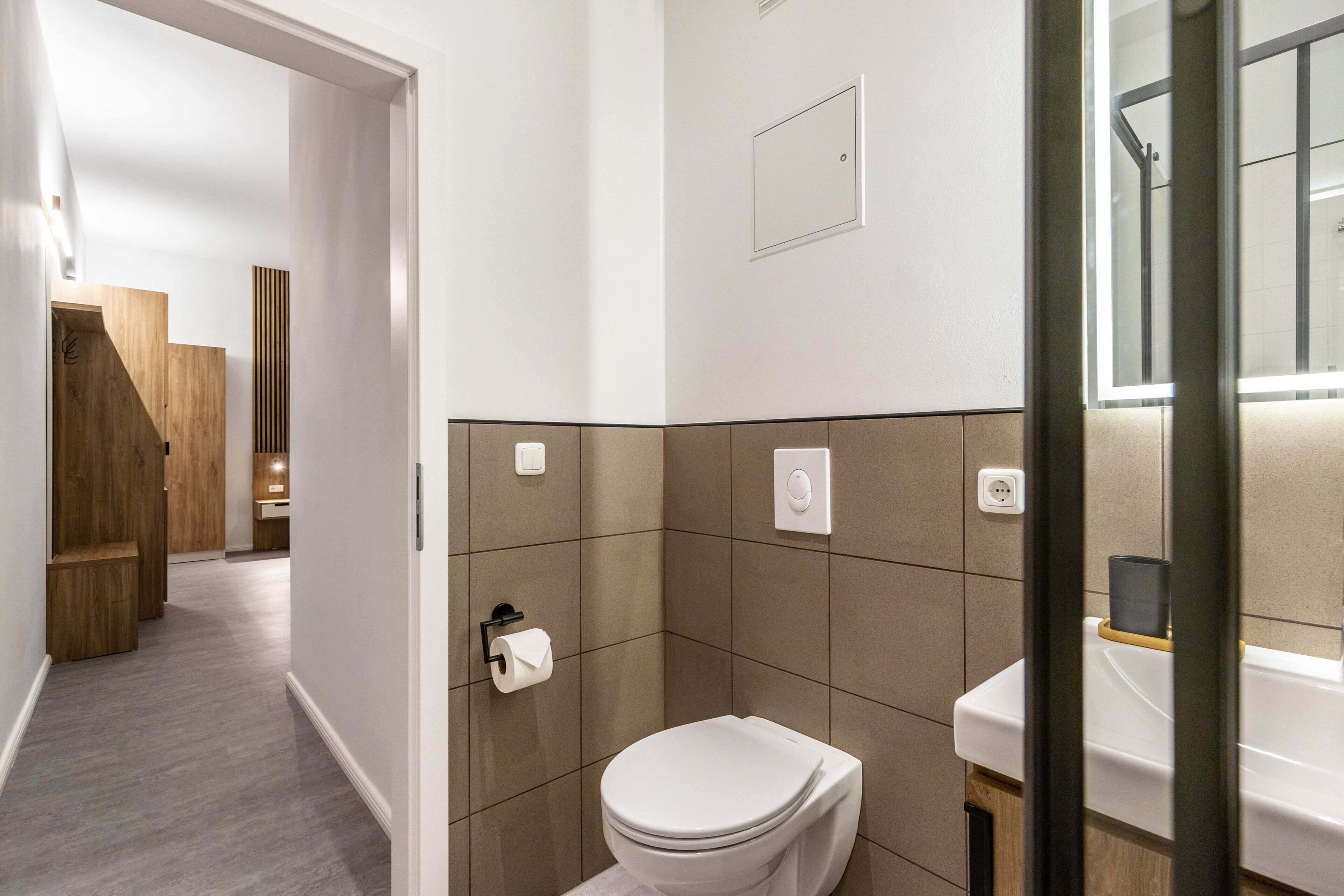Regadera, secadora de cabello, toallas 