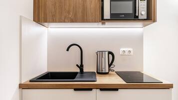 Jääkaappi, mikroaaltouuni, liesi, kahvin-/teenkeitin