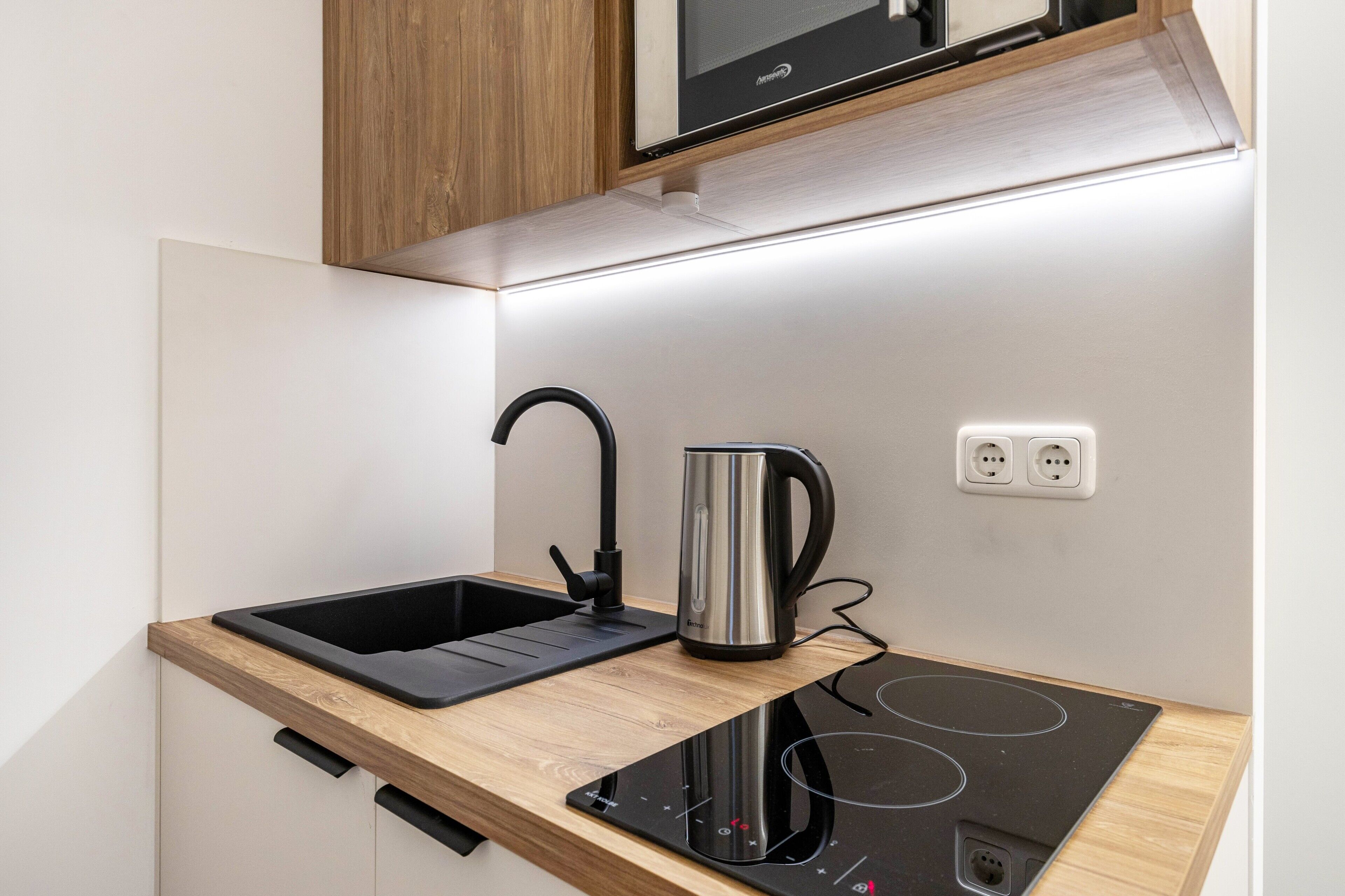 Jääkaappi, mikroaaltouuni, liesi, kahvin-/teenkeitin