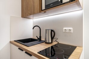 冷蔵庫、電子レンジ、コンロ、コーヒー / ティーメーカー
