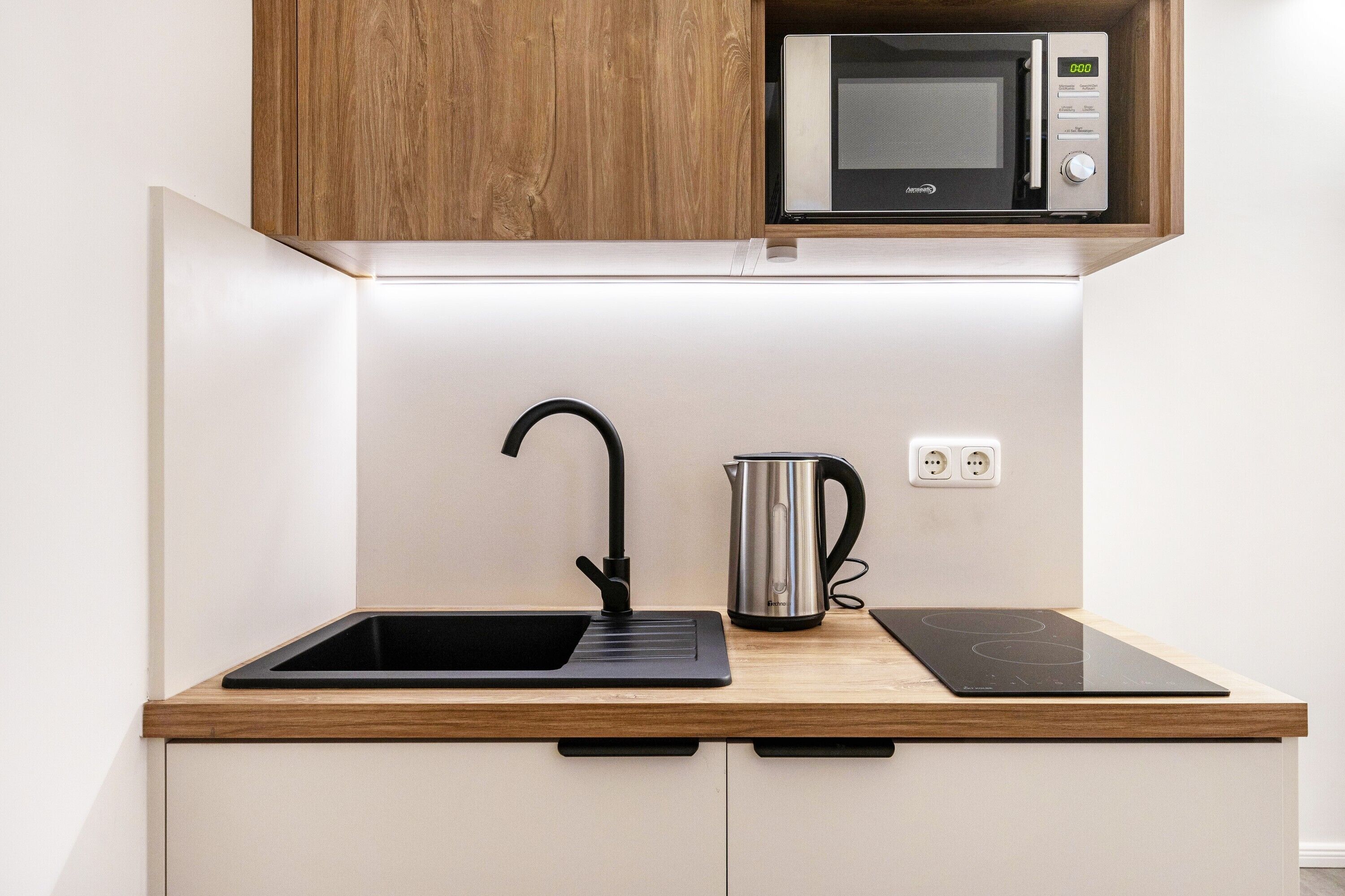 Kühlschrank, Mikrowelle, Herdplatte, Wasserkocher mit Kaffee-/Teezubehör