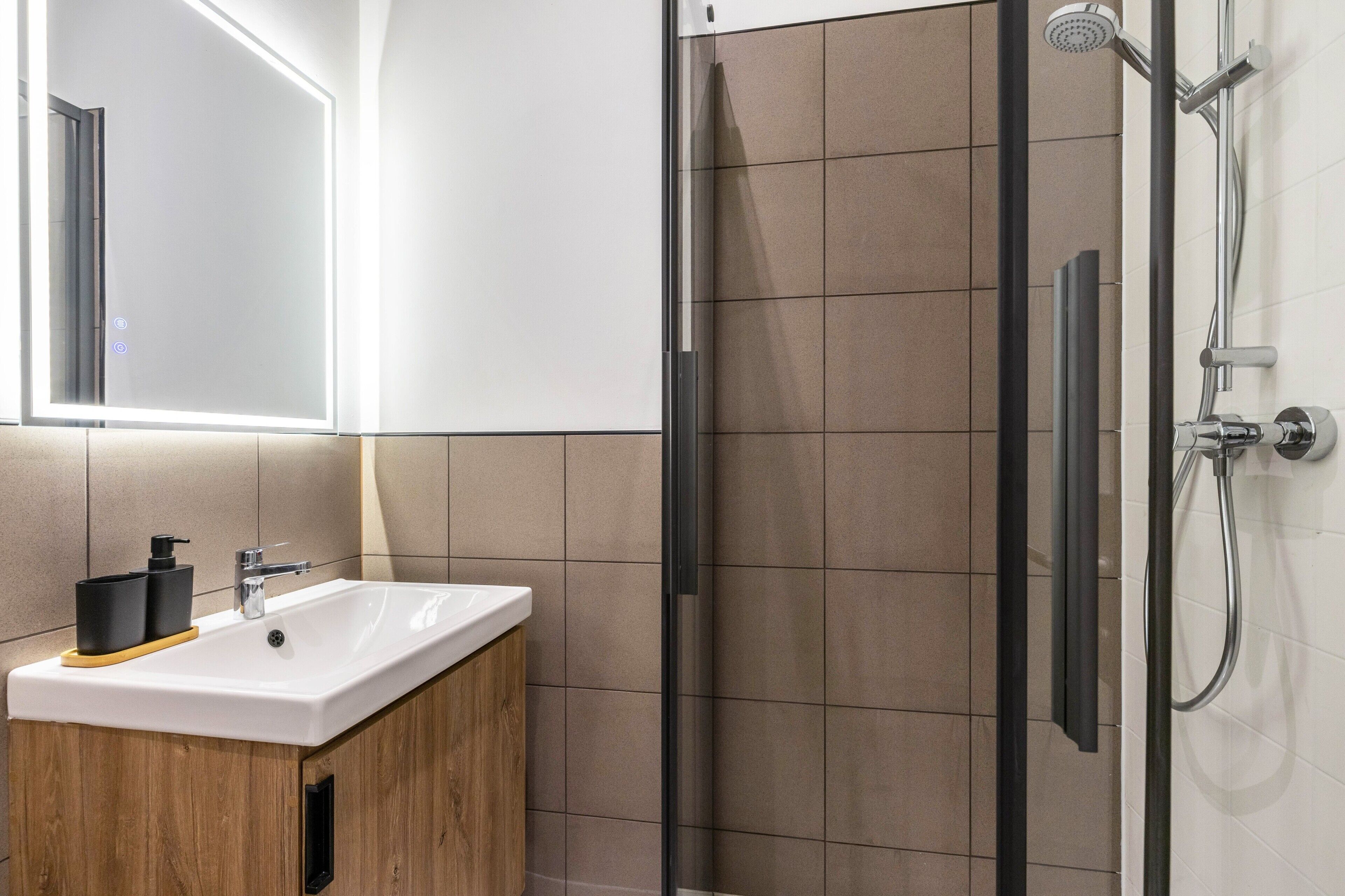Dusche, Haartrockner, Handtücher