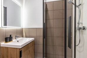 Dusche, Haartrockner, Handtücher