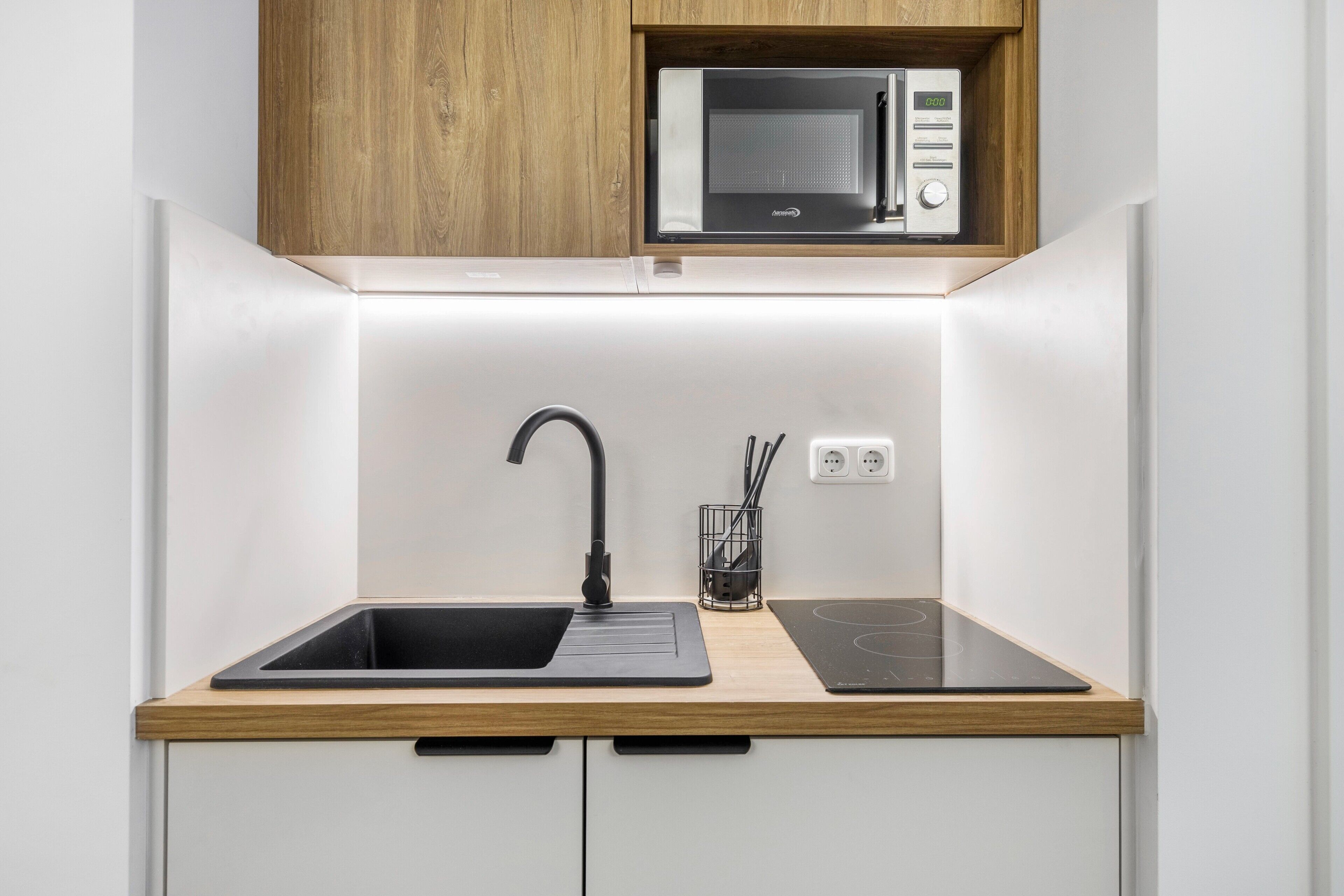 Jääkaappi, mikroaaltouuni, liesi, kahvin-/teenkeitin