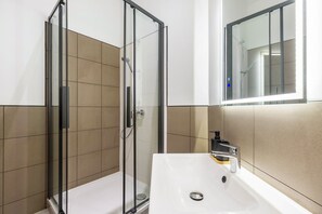 Suihku, hiustenkuivaaja, pyyhkeet