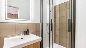 Suihku, hiustenkuivaaja, pyyhkeet