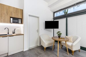 Kühlschrank, Mikrowelle, Herdplatte, Wasserkocher mit Kaffee-/Teezubehör