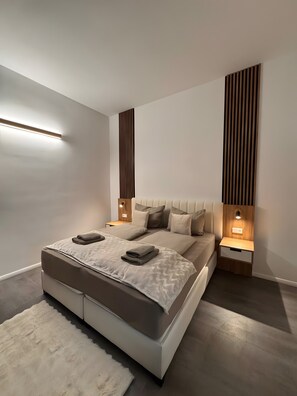 2 عدّة غرف نوم وواي فاي وملاءات أسرّة