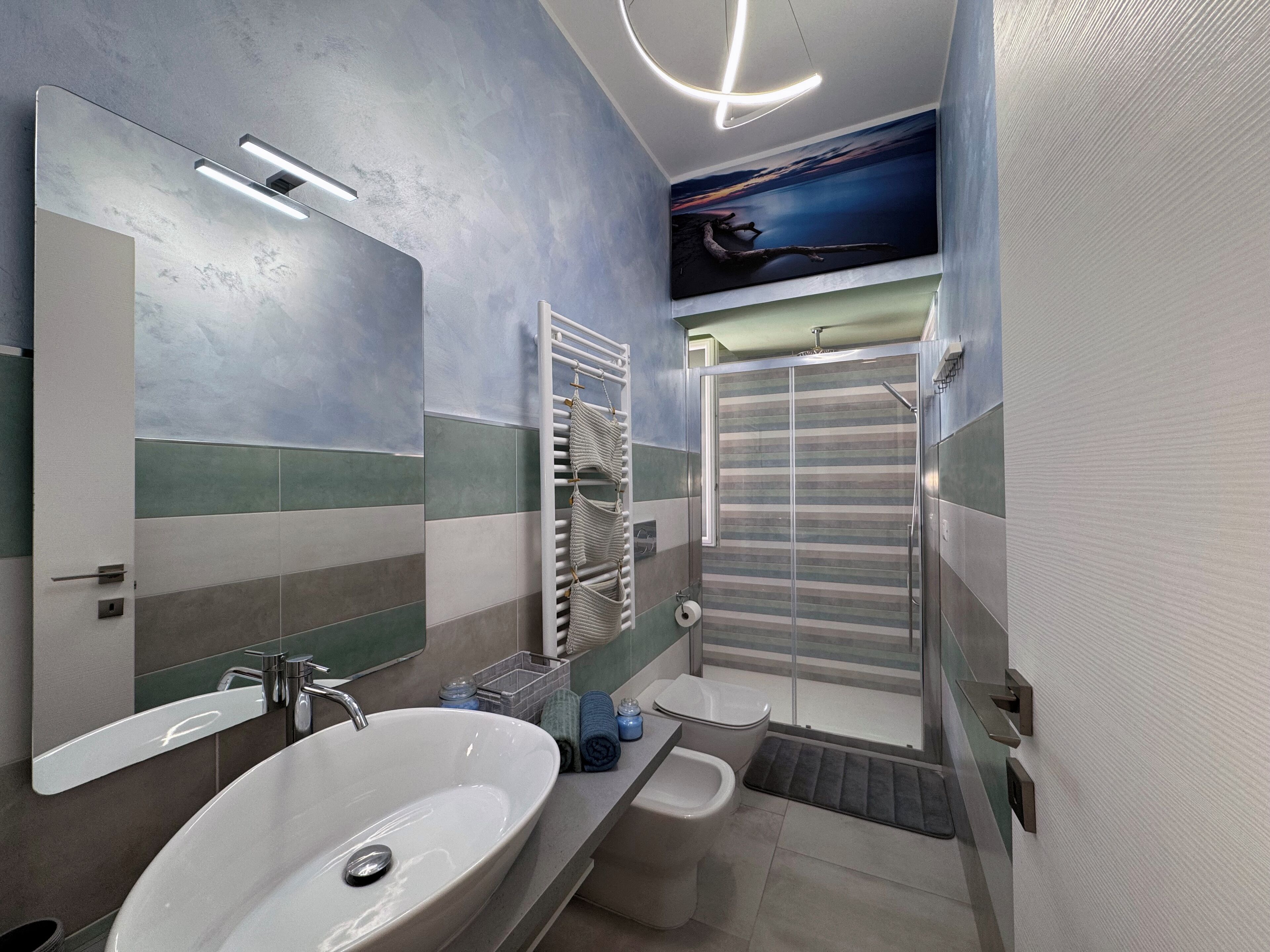 Sèche-cheveux, serviettes fournies, savon, papier toilette