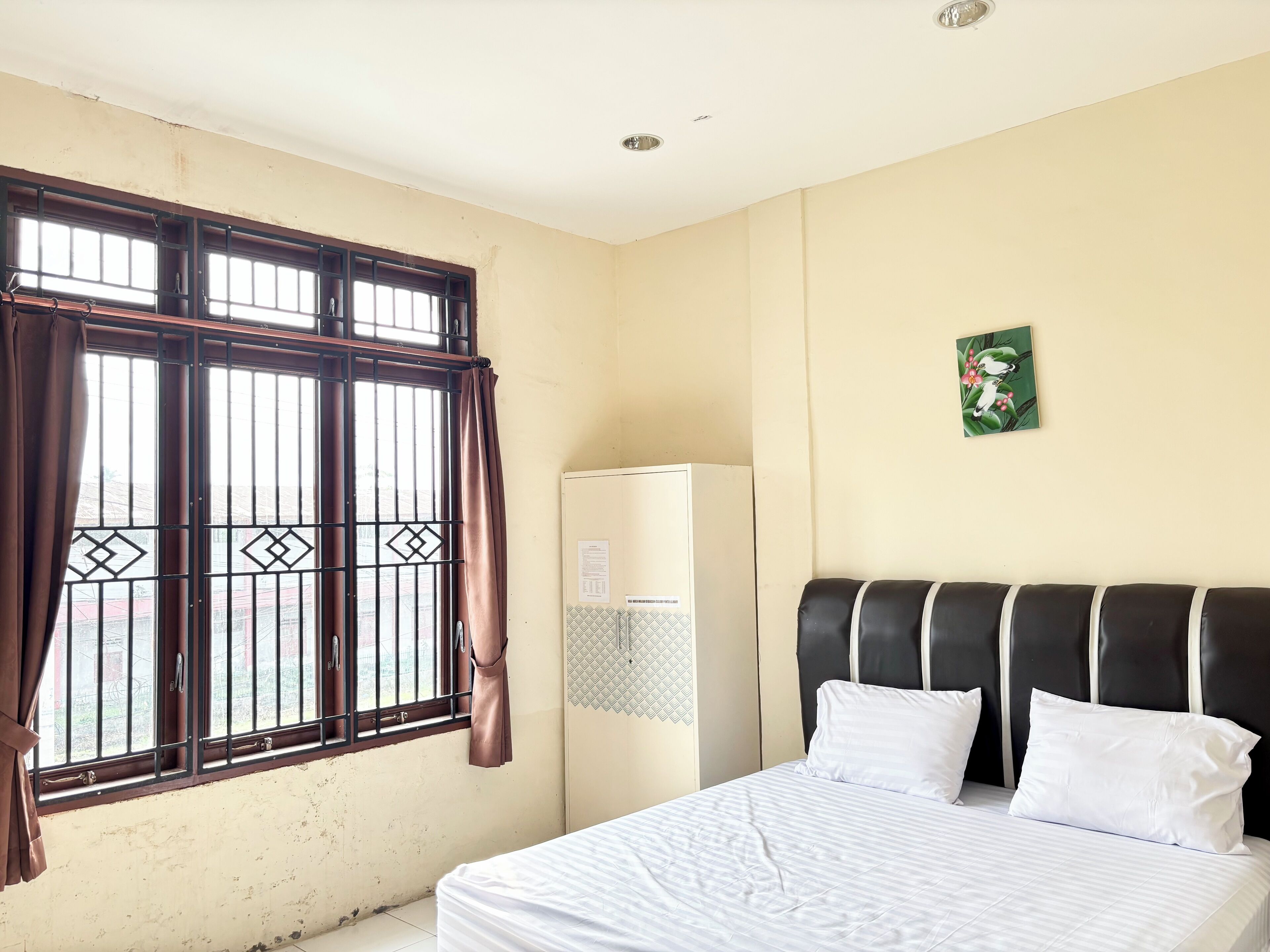 Free WiFi, bed sheets