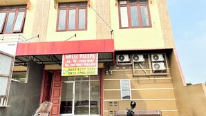 Un hotel con un cartel publicitario que anuncia aire acondicionado, televisión y WiFi gratuito.