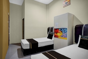 Deluxe Twin Room | Free WiFi, bed sheets - OYO 94929 Penginapan Kalijaga Syariah (Medan)