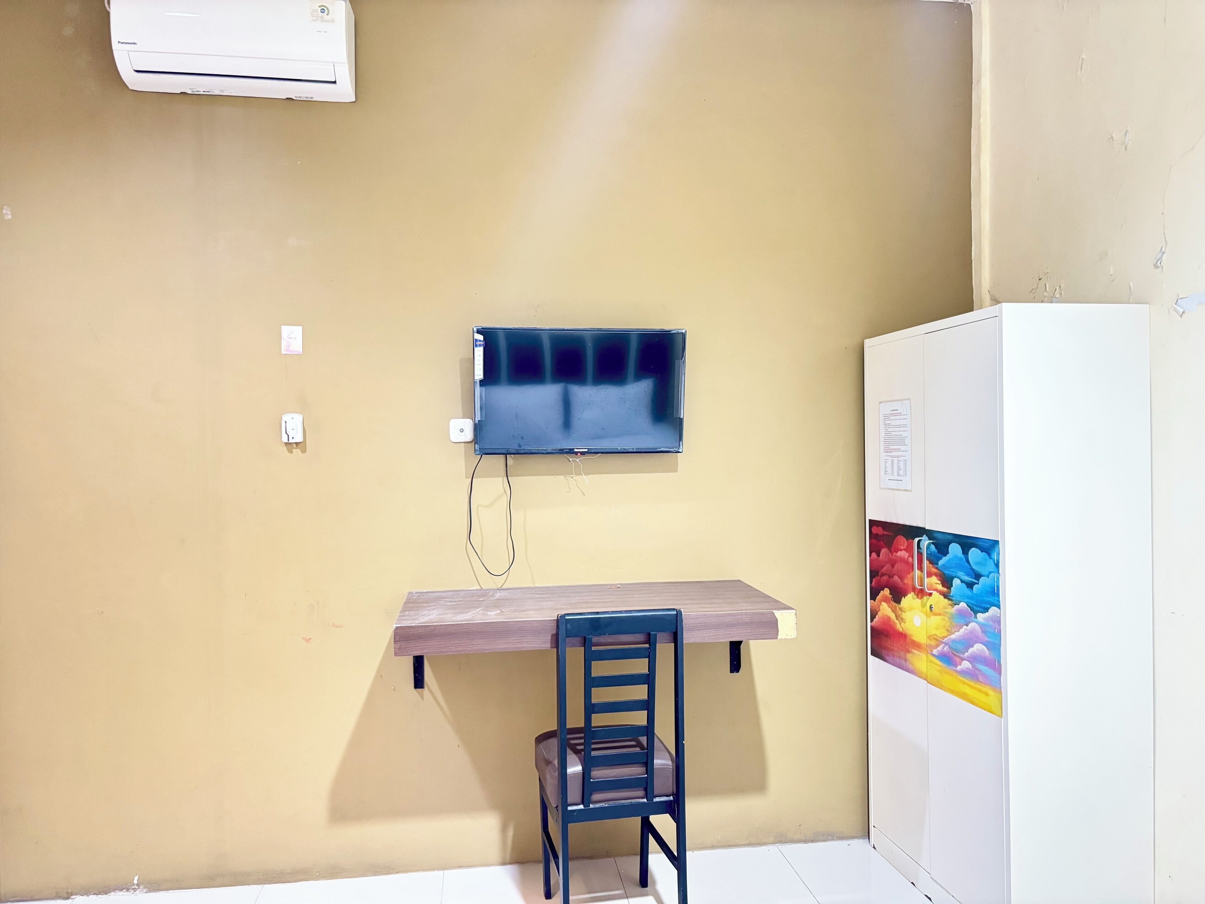 Free WiFi, bed sheets