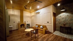 Suite de lujo, vista a la montaña | Área de sala de estar