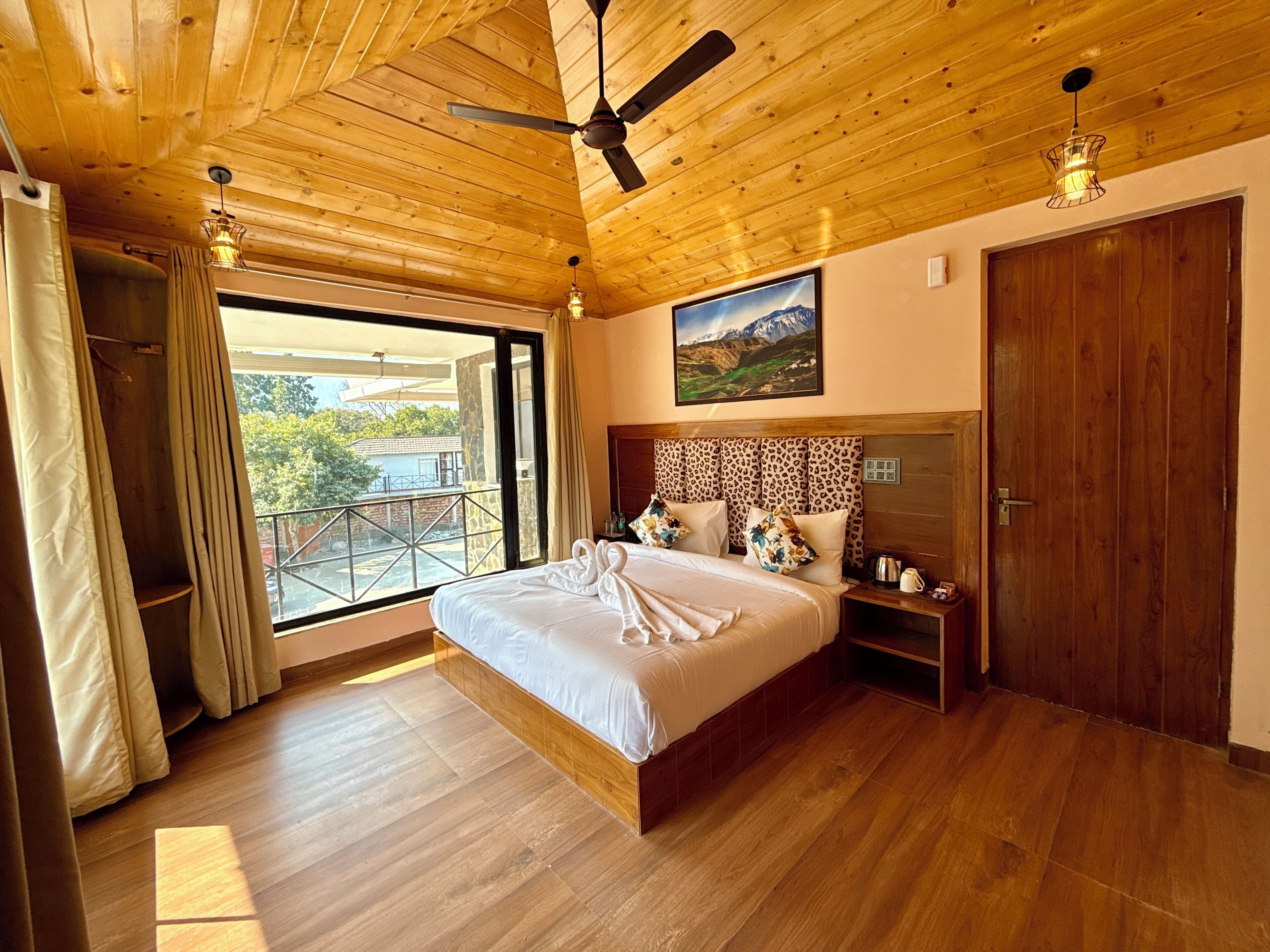 Deluxe-huone | Minibaari, tallelokero huoneessa, pimennysverhot, silitysrauta/-lauta