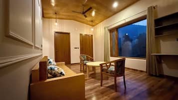 Luxury Suite, Mountain View | Living area