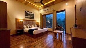 خزنة داخل الغرفة وستائر تعتيم ومكواة/لوح كي وواي فاي مجانًا