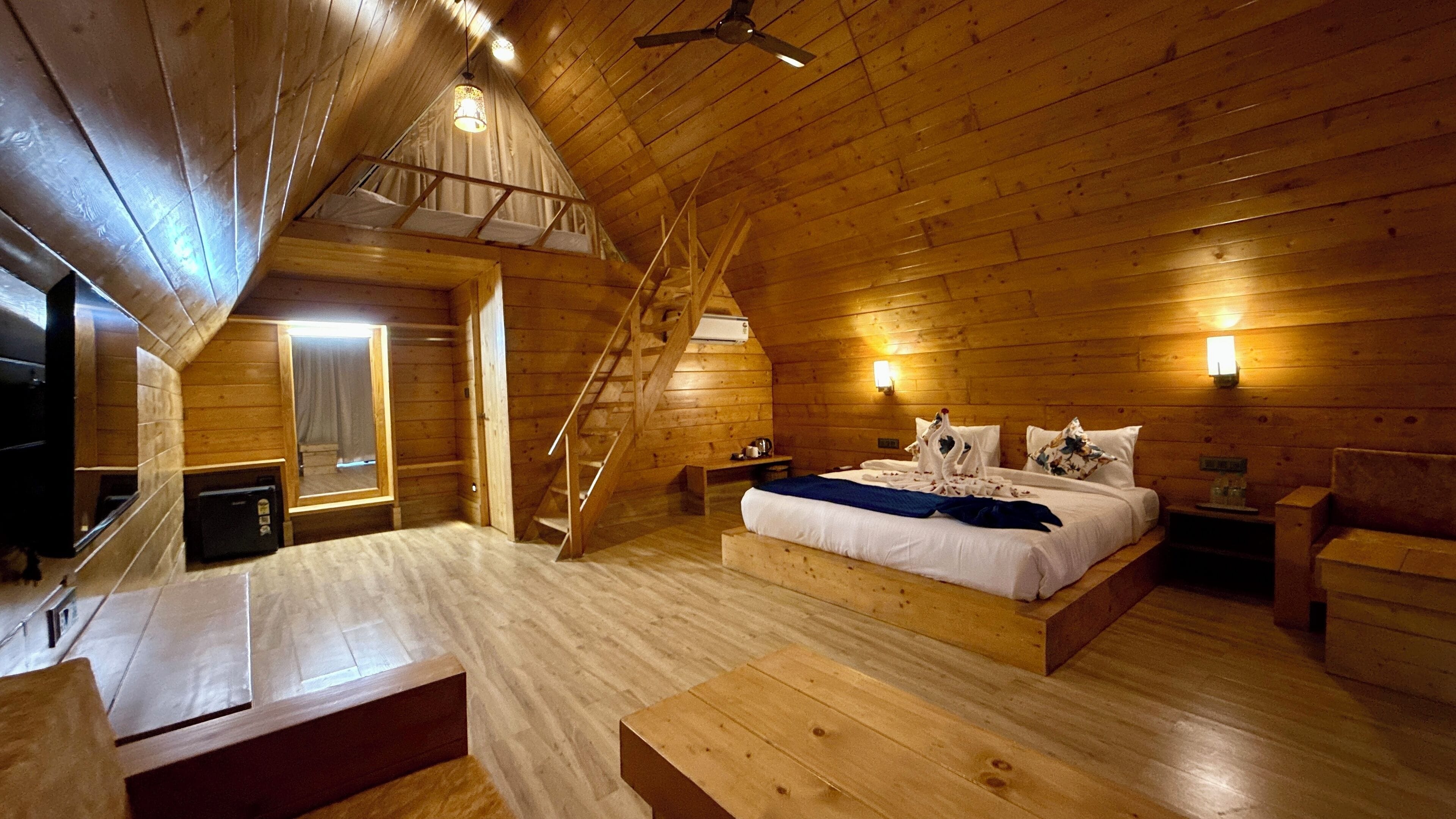 Quarto casal com design assinado, vista para a montanha | Cofres nos quartos, cortinas blackout, ferros/tábuas de passar roupa