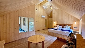 Dobbeltrom – premium | Safe på rommet, blendingsgardiner og strykejern/-brett