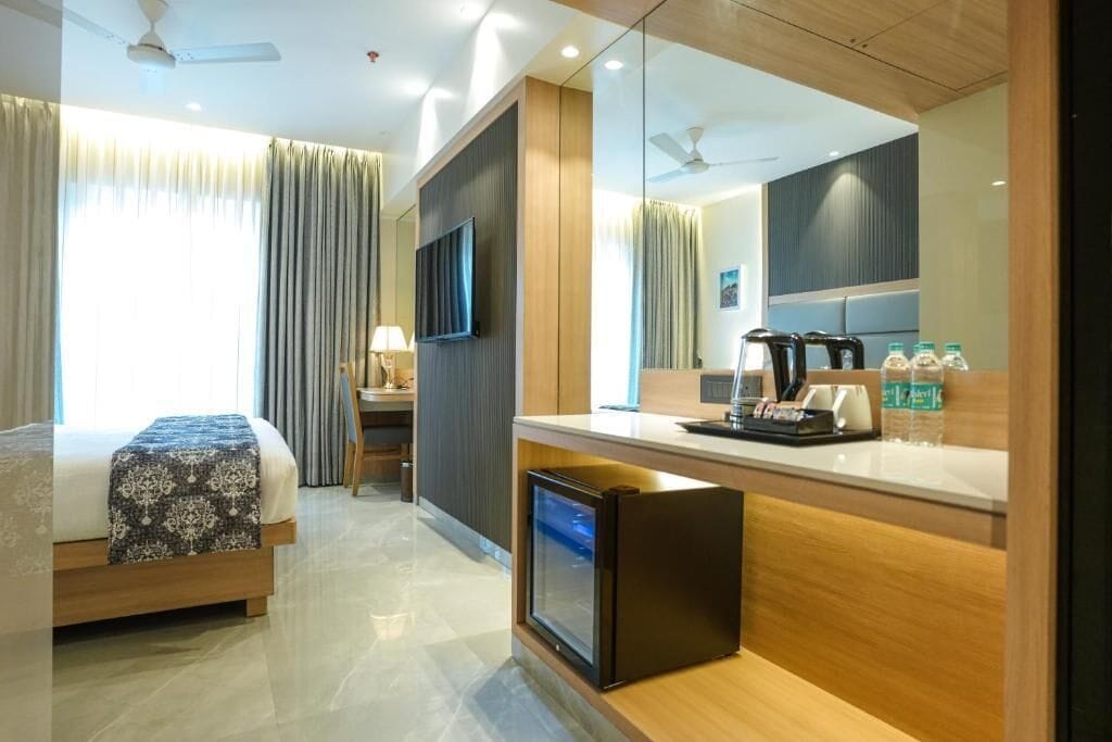 Caja de seguridad en la habitación y espacio para trabajar con laptop 