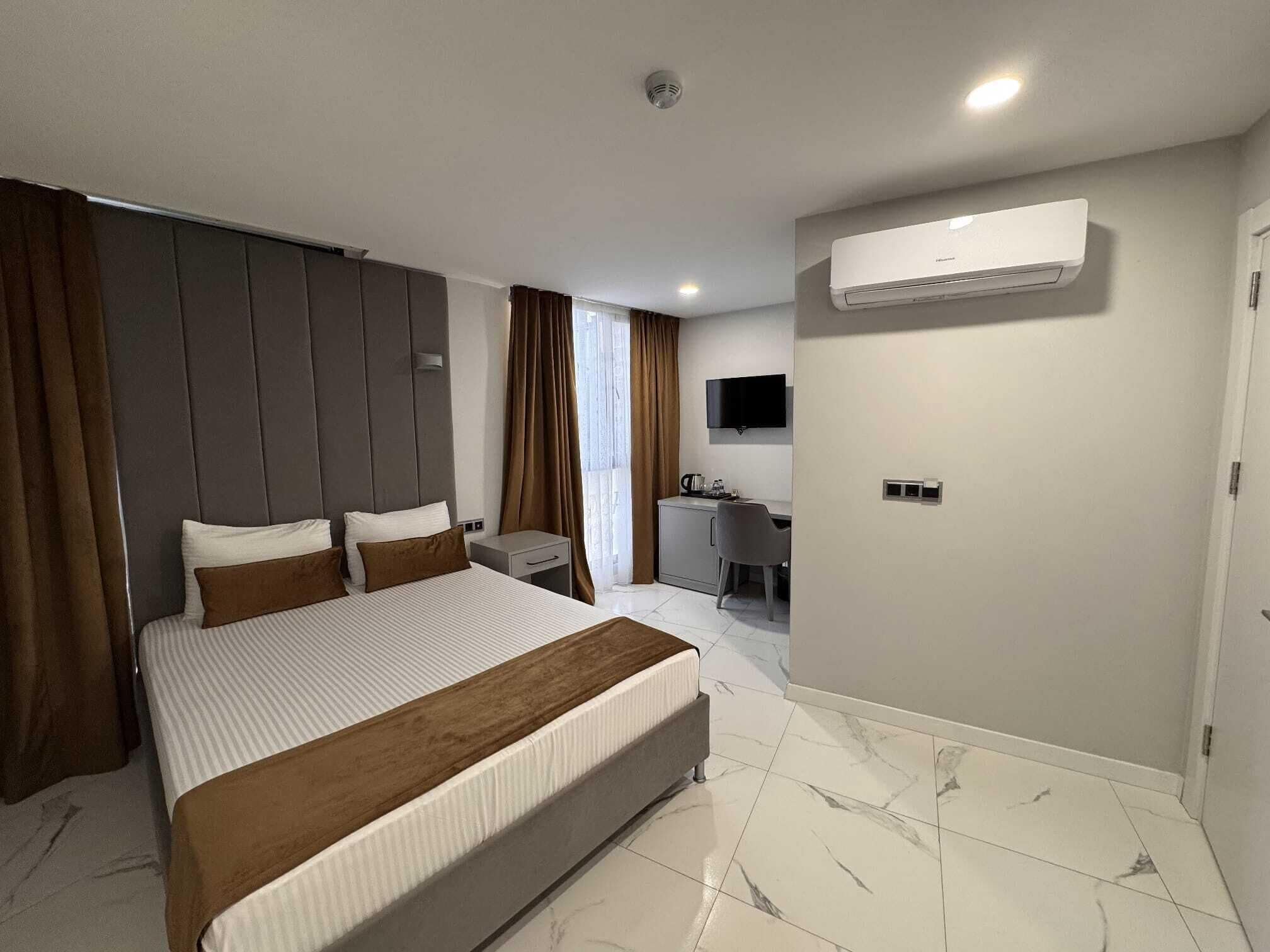 Comfort Suite | In-room safe, desk, laptop workspace, soundproofing