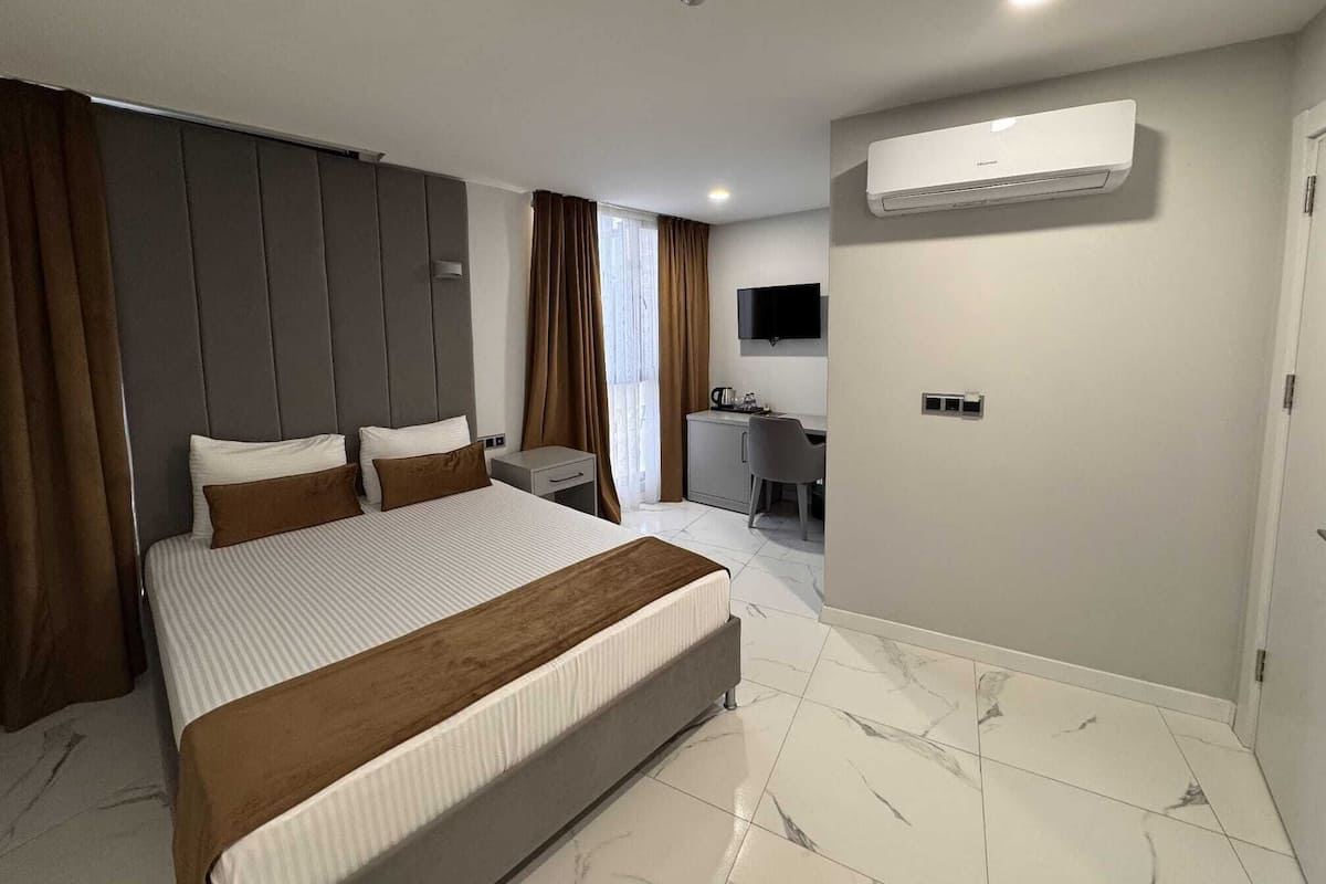 Suíte conforto | Cofres nos quartos, escrivaninha, espaço de trabalho para notebook