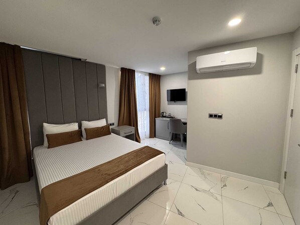 Comfort-sviitti | Tallelokero huoneessa, työpöytä