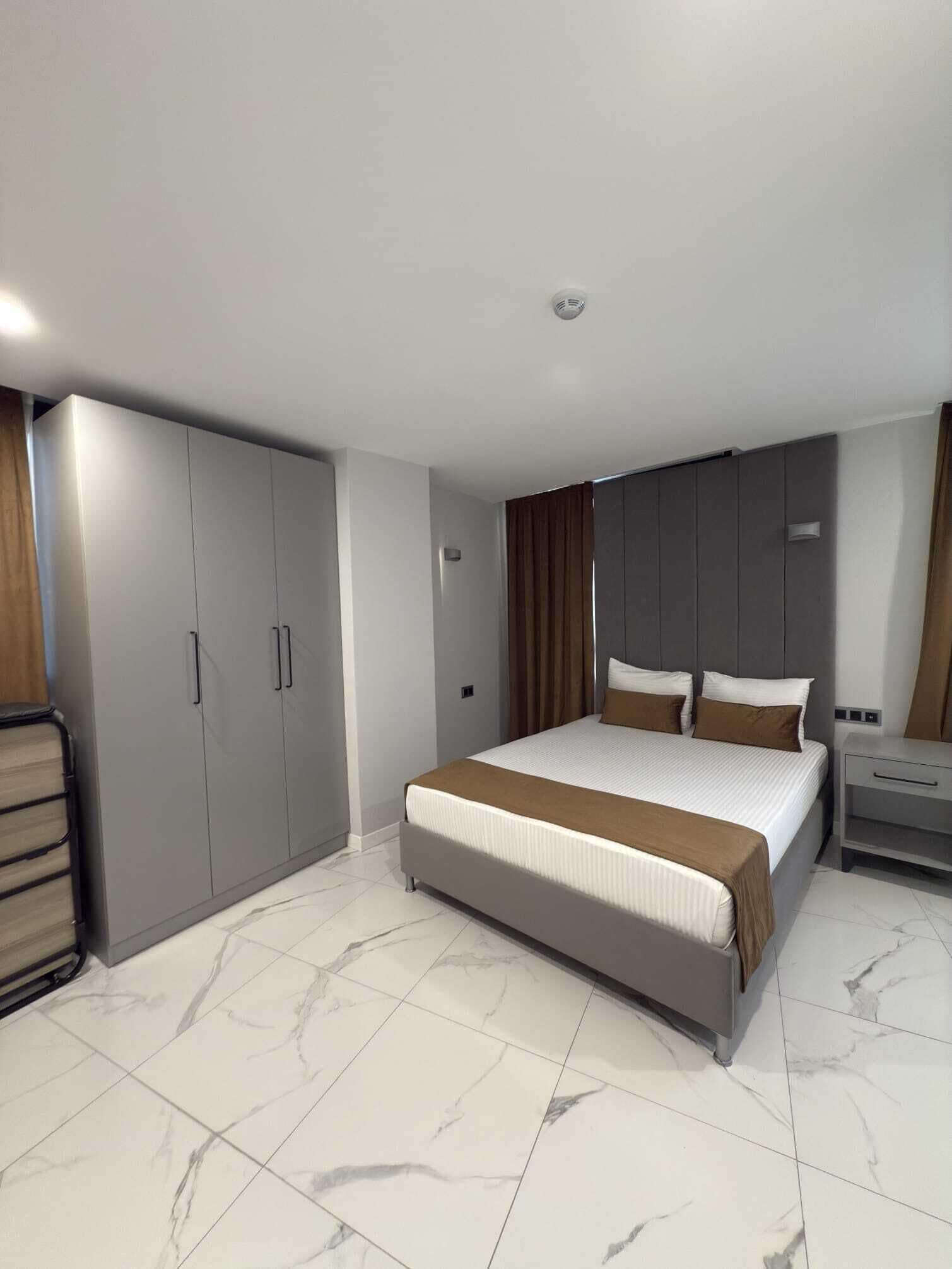 ห้องคอมฟอร์ทสวีท | ตู้นิรภัยในห้องพัก, โต๊ะทำงาน, พื้นที่ทำงานแบบใช้แล็ปท็อป, ห้องเก็บเสียง