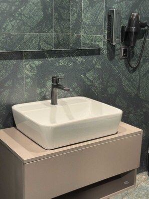 جناح مريح | خزنة داخل الغرفة ومكتب ومساحة عمل للكمبيوتر المحمول وتجهيزات عازلة للصوت