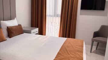 Caja de seguridad en la habitación y escritorio