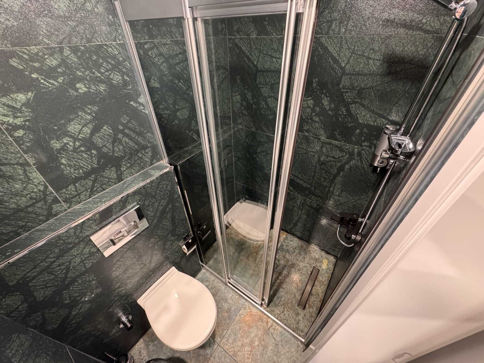 ห้องคอมฟอร์ทสวีท | ห้องน้ำ | ฝักบัว, ไดร์เป่าผม, รองเท้าสวมภายในห้อง, ผ้าเช็ดตัว