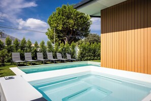 Outdoor spa tub - Luxury Jacuzzi Villa Athena (Palermo)