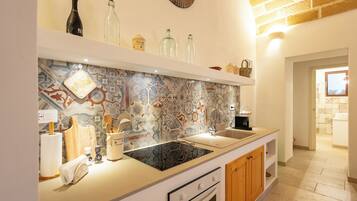 Kühlschrank, Ofen, Herdplatte, Wasserkocher