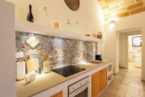 Kühlschrank, Ofen, Herdplatte, Wasserkocher