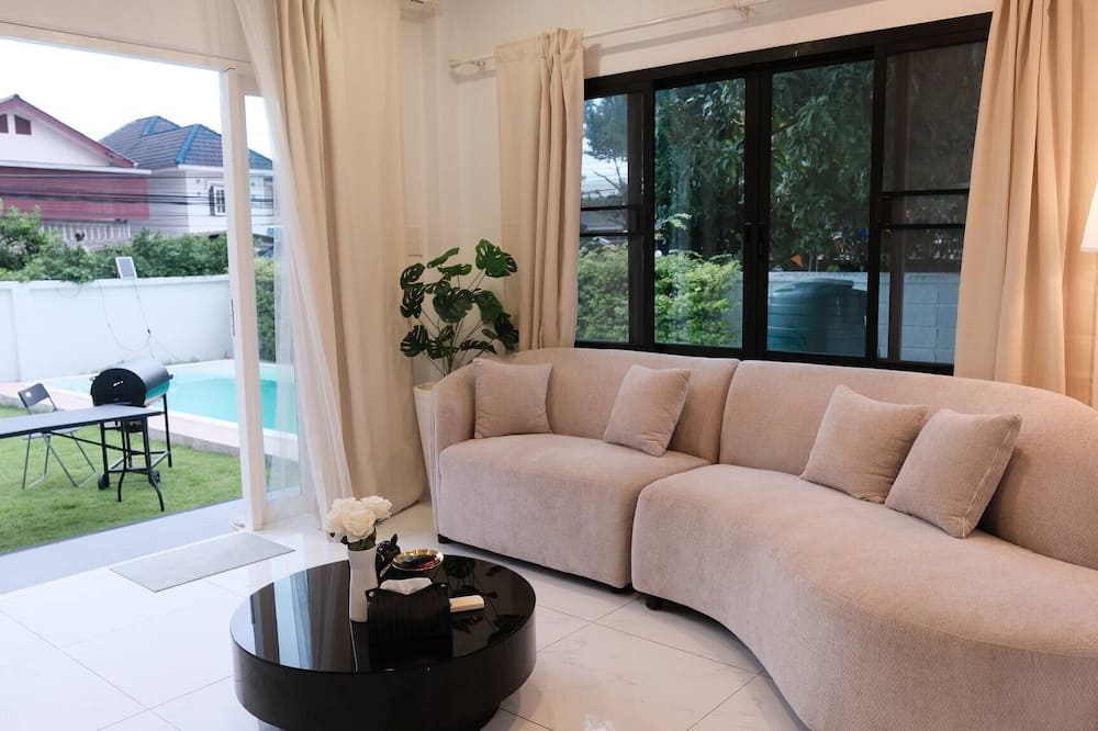 Modern Private Pool Villa in Sukhumvit