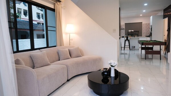 Modern Private Pool Villa In Sukhumvit - Bangkok
