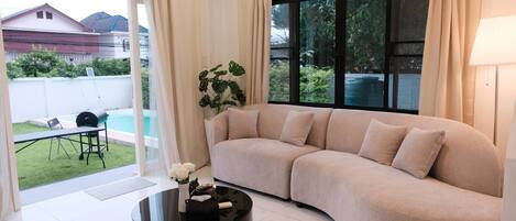 Casa, 6 habitaciones, para fumadores, alberca privada | Sala de estar | Libros