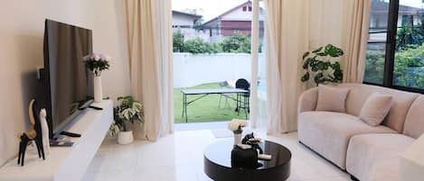 House, 6 Bedrooms, Smoking, Private Pool | Living room | Video-game console, books
