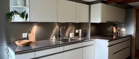 Køleskab, mikrobølgeovn, ovn, kogeplade