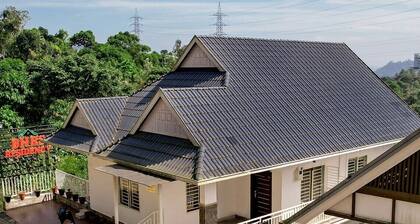 Affordable garden view stay in misty Munnar
Free Wi‑Fi, breakfast, parking