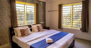 2 bedrooms, iron/ironing board, WiFi, bed sheets - •Affordable garden‑view stay in misty Munnar
•Free Wi‑Fi, breakfast, parking (Bison Valley)