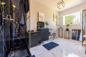 Shower, hair dryer, towels, toilet paper - Villa des Oiseaux (Lanzac)