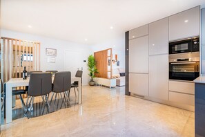 Dining - Debonair Apartment (Albufeira)