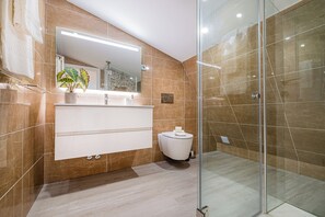 Shower, hair dryer, towels - Debonair Apartment (Albufeira)