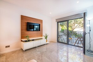 TV - Debonair Apartment (Albufeira)