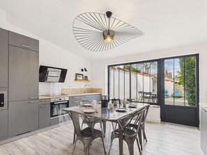 Fridge, microwave, oven, dishwasher - Charming house for 6, Bois-Plage town centre (Le Bois-Plage-en-Ré)