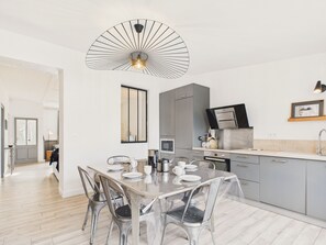 Fridge, microwave, oven, dishwasher - Charming house for 6, Bois-Plage town centre (Le Bois-Plage-en-Ré)